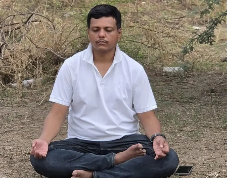 तहसीलदार गणेश जगदाळे यांनी चक्क रेतीघाटावर केला योग; आंतरराष्ट्रीय योग दिनानिमित्त दिला आरोग्याचा संदेश