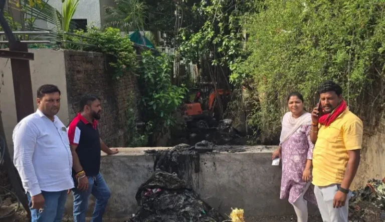 तक्रारीची तात्काळ दखल; सीताराम मंदिर परिसरातील नाल्याची पोकलेनद्वारे युद्धपातळीवर सफाई