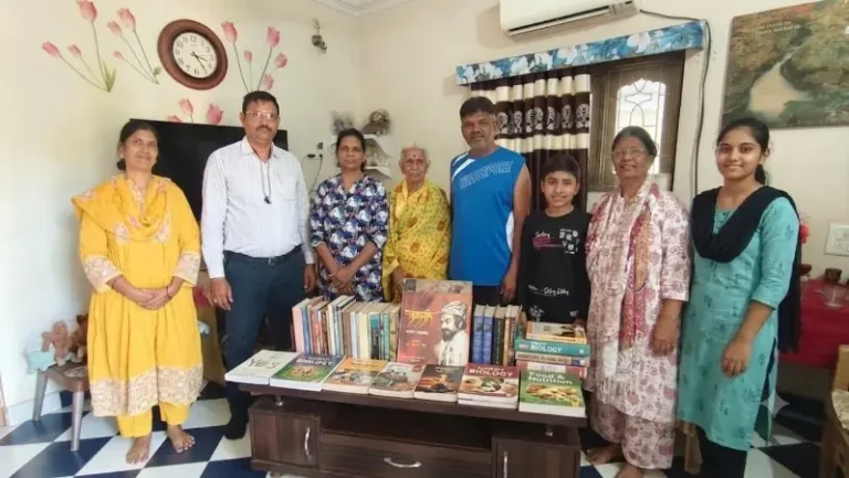 सिरसोली येथील क्रांतिसूर्य महात्मा ज्योतिबा फुले वाचनालयाला 152 पुस्तके भेट
