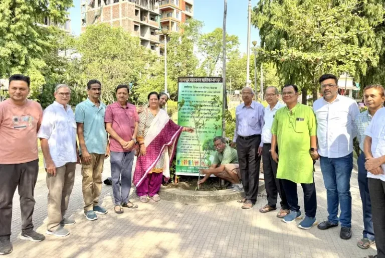 लोकसहभागातून रेशीमबागेत वृक्षारोपण