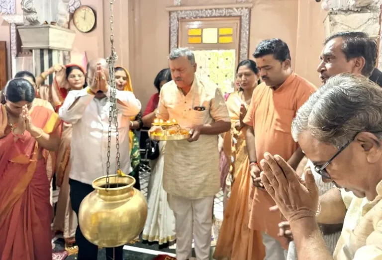 मोदी सरकारच्या द्वादश वर्षपूर्ती निमित्त कल्याणेश्वर मंदिरात महाआरतीद्वारे भाविकांनी केला शिवभक्तीचा जागर !