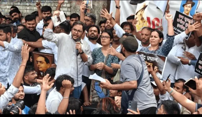 जंतर-मंतर पर कॉकरोच जनता पार्टी का प्रदर्शन शुरू, दिल्ली पुलिस से मिली अनुमति