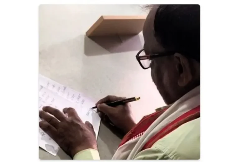 आजनी ग्रामपंचायत सरपंचाने दिला ग्रामस्थांसमोर लिखित राजीनामा 