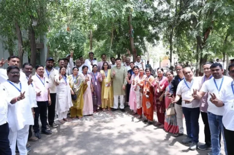 आमदार डॉ. आशिषराव देशमुख यांच्या उपस्थितीत मतदान