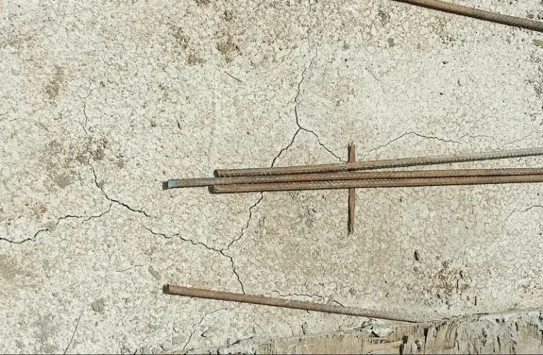 कोटगल येथे केंद्र सरकारच्या योजनेतील नालीचे काम निकृष्ट; दोन दिवसांतच बांधकामाला तडे