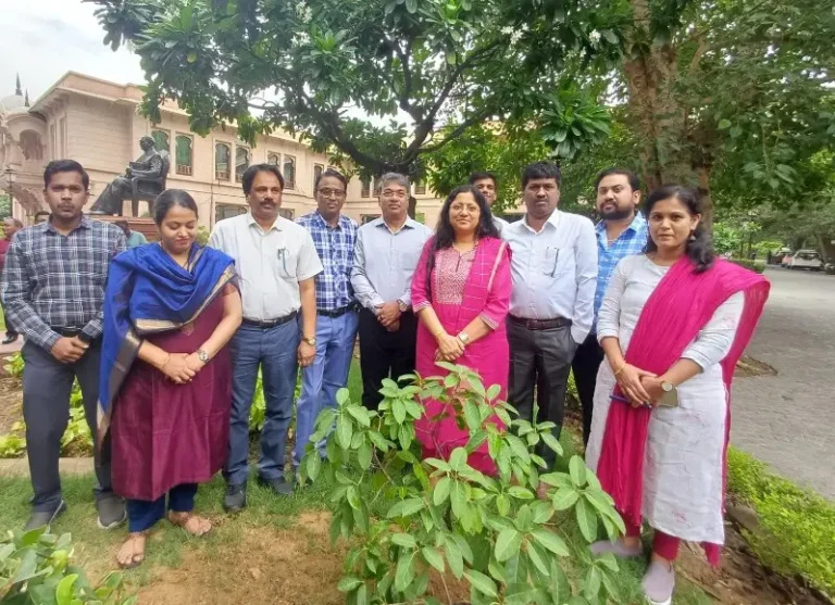 महाराष्ट्र सदन येथे जागतिक पर्यावरण दिनानिमित्त वृक्षारोपण