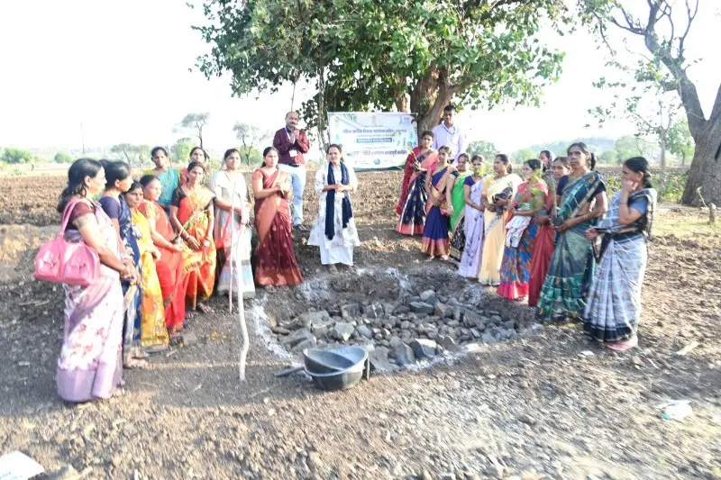 शेतकरी महिलांकडून ‘जलतारा’ची निर्मिती शेतकरी महिलांकडून ‘जलतारा’ची निर्मिती