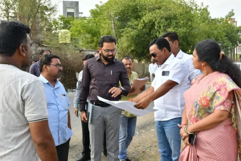 विकास कामे त्वरित पूर्ण करण्याचे आयुक्तांचे निर्देश