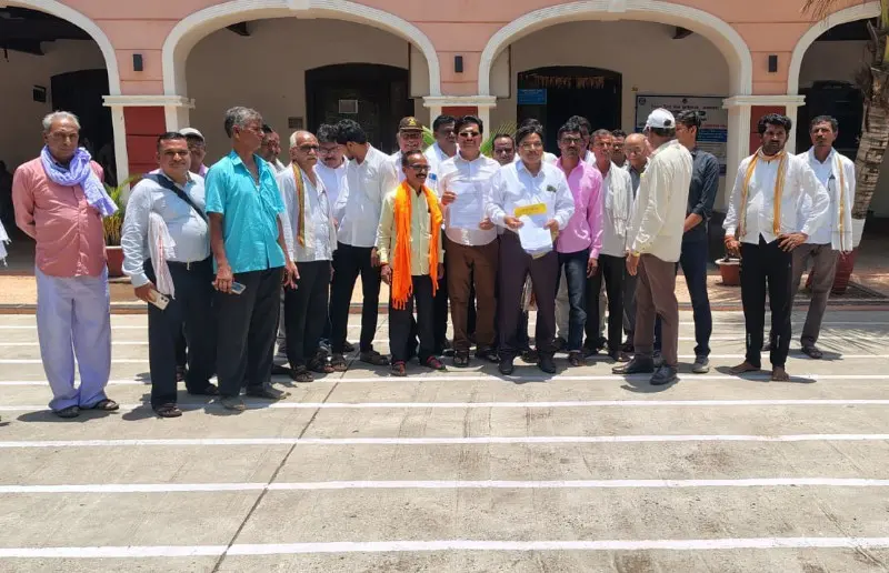 तत्कालीन मुख्यमंत्र्यांच्या बैठकीतील निर्णयांची तीन वर्षांनंतरही अंमलबजावणी नाही; २६ मे च्या परिपत्रकाविरोधात कोळी महादेव समाजाचे निवेदन तत्कालीन मुख्यमंत्र्यांच्या बैठकीतील निर्णयांची तीन वर्षांनंतरही अंमलबजावणी नाही; २६ मे च्या परिपत्रकाविरोधात कोळी महादेव समाजाचे निवेदन