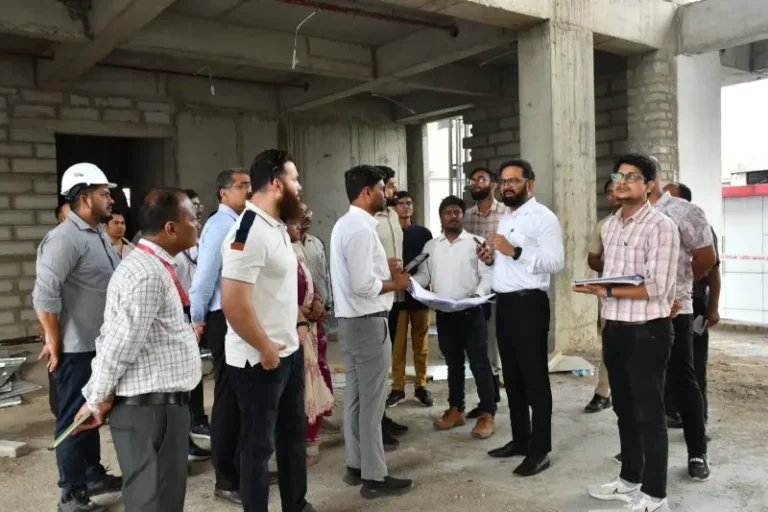 मुस्लिम ई-लायब्ररी व मिनीमातानगर रुग्णालयाची मनपा आयुक्तांनी केली पाहणी