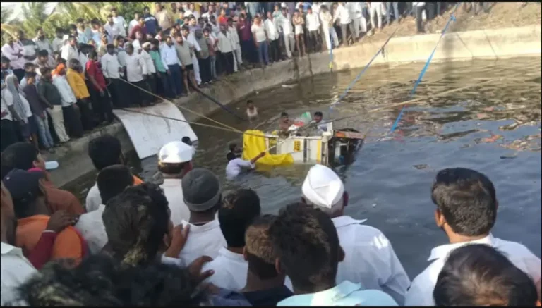सिद्धनाथ दर्शन से लौट रहे श्रद्धालुओं की पिकअप कुएं में गिरी, 8 की मौत; महाराष्ट्र शोकाकुल