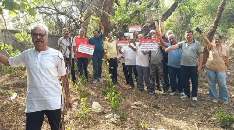 61 पेड़ों को बचाने वरिष्ठ नागरिकों ने किया ‘चिपको आंदोलन’