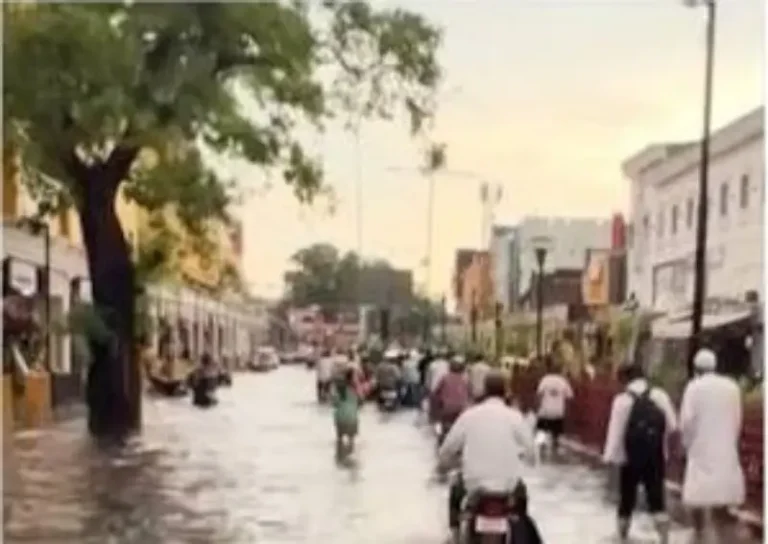 पहली ही बारिश में बह गई विकास की पोल