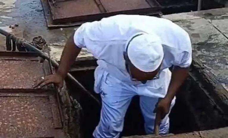 मनपा की लापरवाही से नाराज़ नागरिक, खुद सीवर चैंबर में उतरकर की सफाई