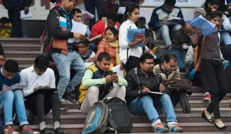 युवकांमधील स्पर्धा परीक्षा, बेरोजगारी आणि करिअरची आव्हाने