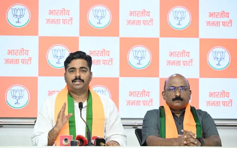 संजय राऊतांनी उबाठा काँग्रेसमध्ये विलीन करण्याची सुपारी घेतली संजय राऊतांनी उबाठा काँग्रेसमध्ये विलीन करण्याची सुपारी घेतली