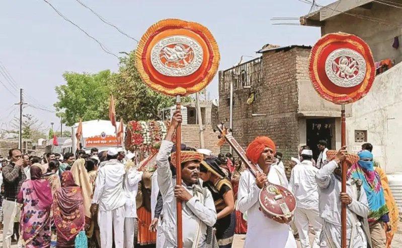 sant-gajanan-maharaj-palki-welcome-in-nimkarda_730X365_copy_800x492