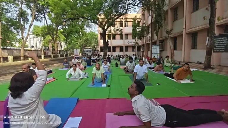 जिल्हा न्यायालय येथे जागतिक योग दिन उत्साहात साजरा