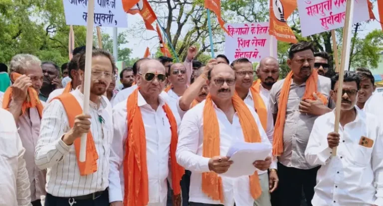 सरसकट कर्जमुक्ती व धानाच्या चुकाऱ्यासाठी शिवसेना (उबाठा) आक्रमक; जिल्हाधिकारी कार्यालयावर धडकला भव्य मोर्चा