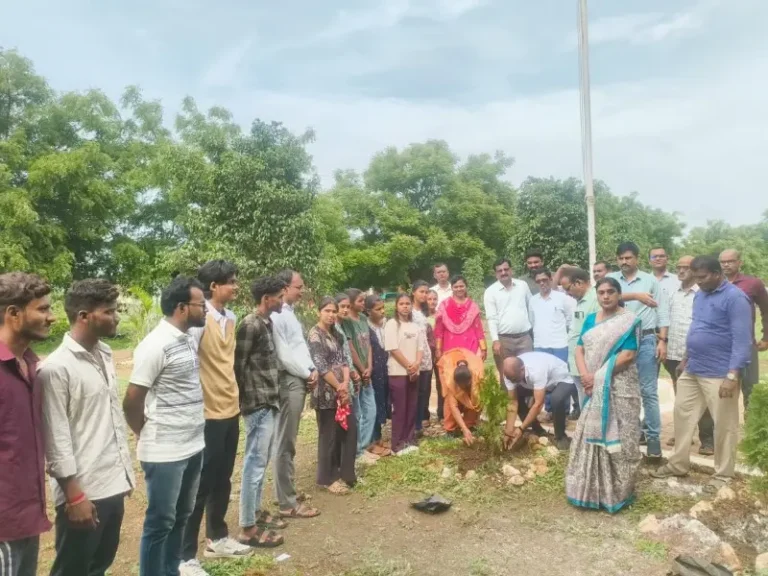 “वानखेडे” महाविद्यालयात ‘एक पेड़ माँ के नाम’ अंतर्गत वृक्षारोपण