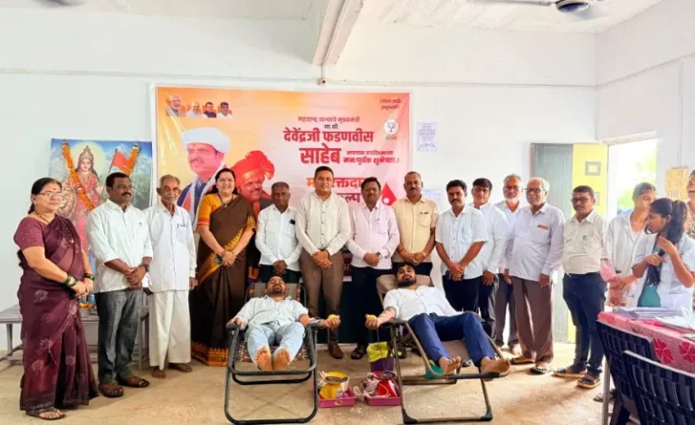 देवेंद्र फडणवीस यांच्या ५६ व्या वाढदिवसानिमित्त नवेगाव बांध येथे महा रक्तदान शिबिर