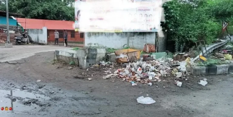 बीकेसीपी शाळेसमोर कचरा, सांडपाणी व गळतीची समस्या