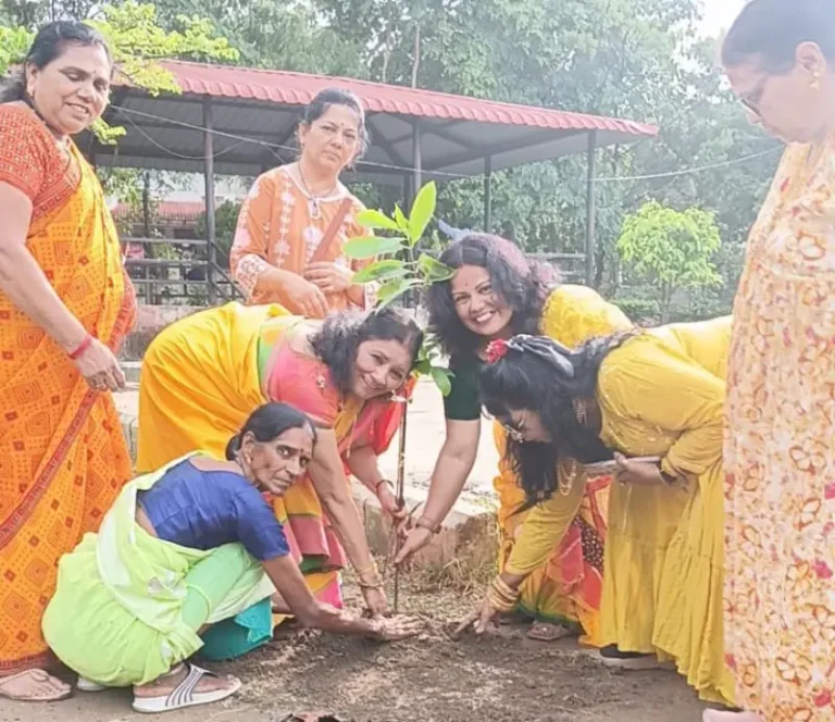 करवीर सोलुशन तर्फे संस्थेच्या 17 वा स्थापना दिनानिमित्त वृक्षारोपण