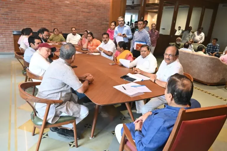 शहरात अत्याधुनिक व्यापार संकुले, स्टेडियम व आधुनिक पायाभूत सुविधा उभारण्यावर भर