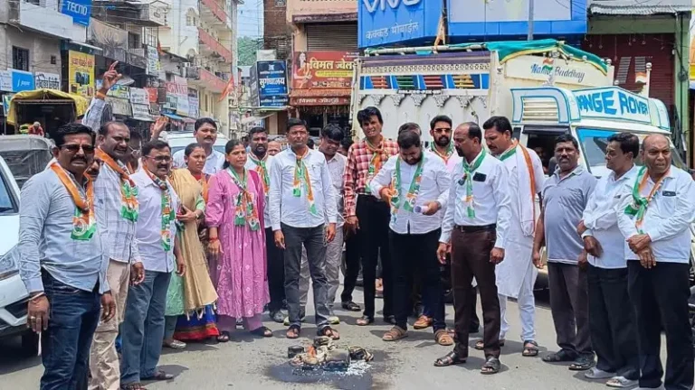 स्मार्ट मीटर विरोध; लोगोंने किया धरणा प्रदर्शन