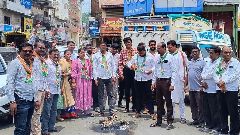 स्मार्ट मीटर विरोध; लोगोंने किया धरणा प्रदर्शन स्मार्ट मीटर विरोध; लोगोंने किया धरणा प्रदर्शन