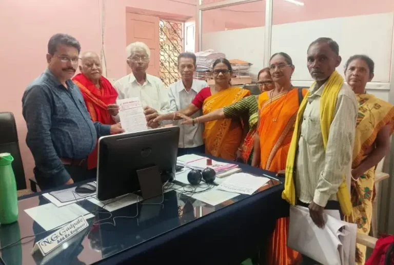 स्मार्ट मीटरच्या वाढीव बिलांविरोधात साकोलीत ठिय्या आंदोलन ५०० रुपयांचे बिल २५०० वर गेल्याने भारतीय कम्युनिस्ट पक्षाचे वीज वितरण कंपनीला निवेदन