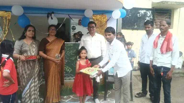 नगर परिषद जिजामाता प्राथमिक शाळेत प्रवेशोत्सव उत्साहात साजरा, गुलाब पुष्प देऊन स्वागत, विद्यार्थ्यांना पुस्तक, गोळ पदार्थ वाटप
