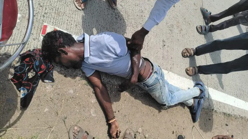 अज्ञात वाहनाची दुचाकीला धडक अज्ञात वाहनाची दुचाकीला धडक
