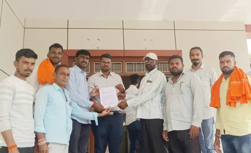 दापोरी येथील स्वस्त धान्य दुकानात केवायसीच्या नावावर पैशांची वसुली ! दापोरी येथील स्वस्त धान्य दुकानात केवायसीच्या नावावर पैशांची वसुली !