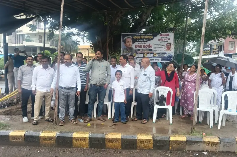 विद्यार्थ्यांच्या न्यायासाठी मिशन बहुजनचे धरणे आंदोलन; केंद्रीय शिक्षणमंत्र्यांच्या राजीनाम्याची मागणी विद्यार्थ्यांच्या न्यायासाठी मिशन बहुजनचे धरणे आंदोलन; केंद्रीय शिक्षणमंत्र्यांच्या राजीनाम्याची मागणी