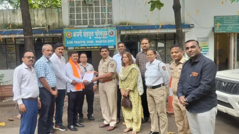 दक्षिण नागपूरातील स्कूल व्हॅनच्या नियमभंगावर कारवाईची मागणी; शिवसेनेचे वाहतूक पोलिसांना निवेदन