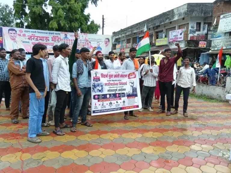 विद्यार्थ्यांवरील लाठीचार्जाच्या निषेधार्थ विदर्भ युवा क्रांती संघटनेचे पवनीत आंदोलन; राष्ट्रपतींच्या नावे तहसीलदारांमार्फत निवेदन