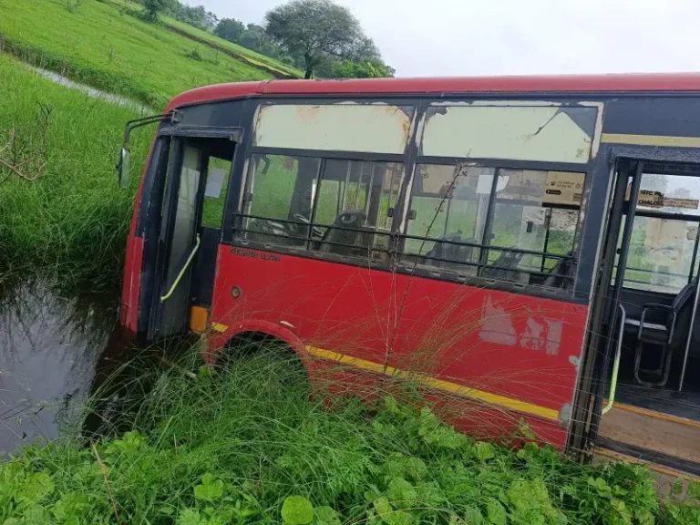 स्टार बस घसरत थेट नाल्यात, मोठी दुर्घटना थोडक्यात टळली