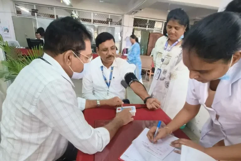सहकार सप्ताहानिमित्त वृक्षारोपण व आरोग्य तपासणी शिबिराचे आयोजन