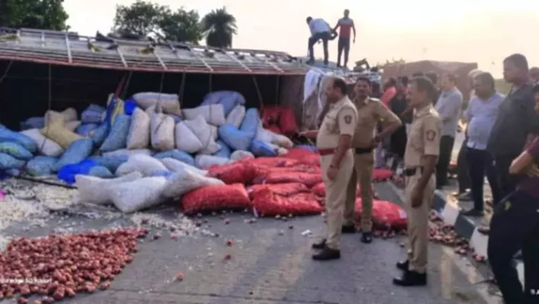 कोथूळणा येथे लसूण भरलेला ट्रक पलटी; दोघे गंभीर जखमी