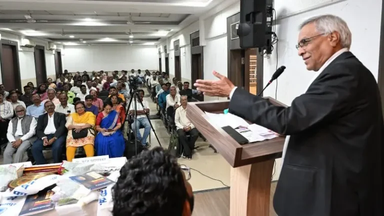 बाबासाहेबांवरील निष्ठेतूनच ‘उजेडवास्तवाचे क्रांतिसंग्राम’ घडतो – इ.झेड.खोब्रागडे