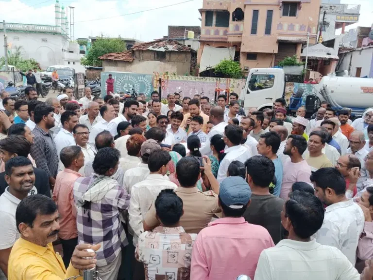 खाप्यात करवाढीविरोधात जनआक्रोश; नगर परिषदेवर नागरिकांचा हल्लाबोल, शेकडो नागरिकांचा एल्गार