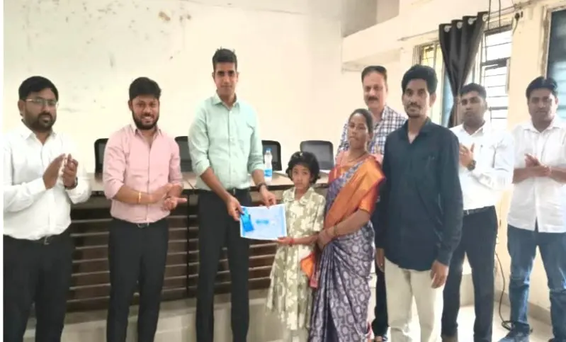 5जिल्हाधिकाऱ्यांच्याहस्तेशिष्यवृत्तीधारकविद्यार्थी,पालकवशिक्षकांचागौरव_1_copy_800x483
