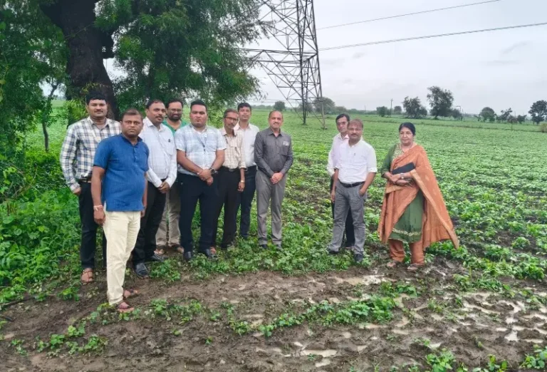 ‘उडान‘ महिला शेतकरी गटास मुख्य कार्यकारी अधिकाऱ्यांची शेतभेट ; सामूहिक शेती, फार्मर कप आणि नियोजनाबाबत केले मार्गदर्शन