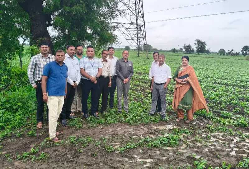 ‘उडान‘ महिला शेतकरी गटास मुख्य कार्यकारी अधिकाऱ्यांची शेतभेट ; सामूहिक शेती, फार्मर कप आणि नियोजनाबाबत केले मार्गदर्शन ‘उडान‘ महिला शेतकरी गटास मुख्य कार्यकारी अधिकाऱ्यांची शेतभेट ; सामूहिक शेती, फार्मर कप आणि नियोजनाबाबत केले मार्गदर्शन