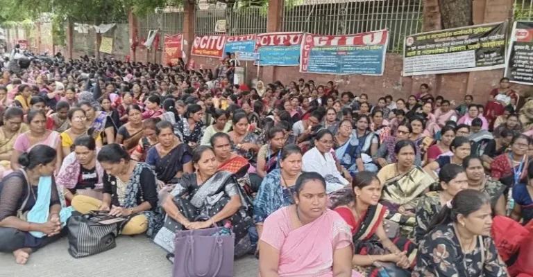 संविधान चौक पर आशा वर्करों का प्रदर्शन