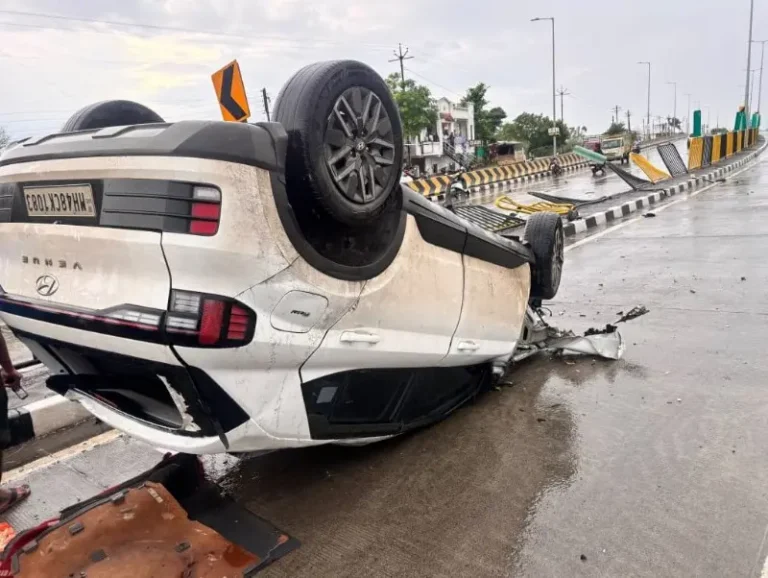धापेवाड़ा के पास कार पलटी, बड़ा हादसा टला