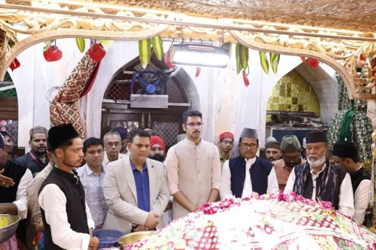 जिलाधिकारी कुमार आशीर्वाद ने ताजबाग का निरिक्षण तथा बाबा ताजुद्दीन रहमतुल्लाह अलैह की मजार पर चादर पेश कर दर्शन किये