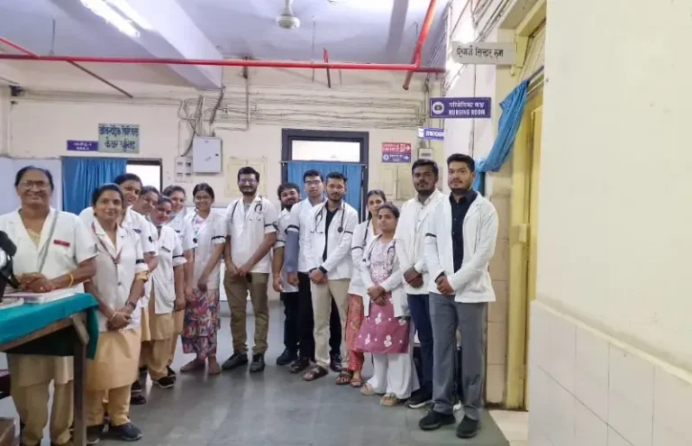 काली पट्टी बांधकर डॉक्टरों ने किया काम
