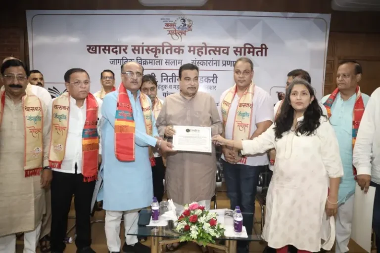 विश्व रिकॉर्ड का प्रमाणपत्र मंत्री गडकरी को भेंट